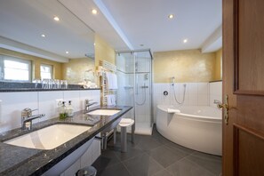 Seiler Suite with Balcony | Bathroom | Hair dryer, bathrobes, slippers, towels - Seiler´s Vintage Hotel & Spa (Kandersteg)