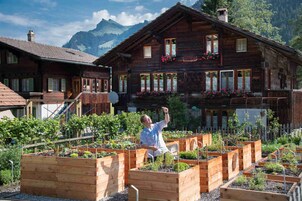 Se sirven desayunos, almuerzos y cenas; con vista al jardín