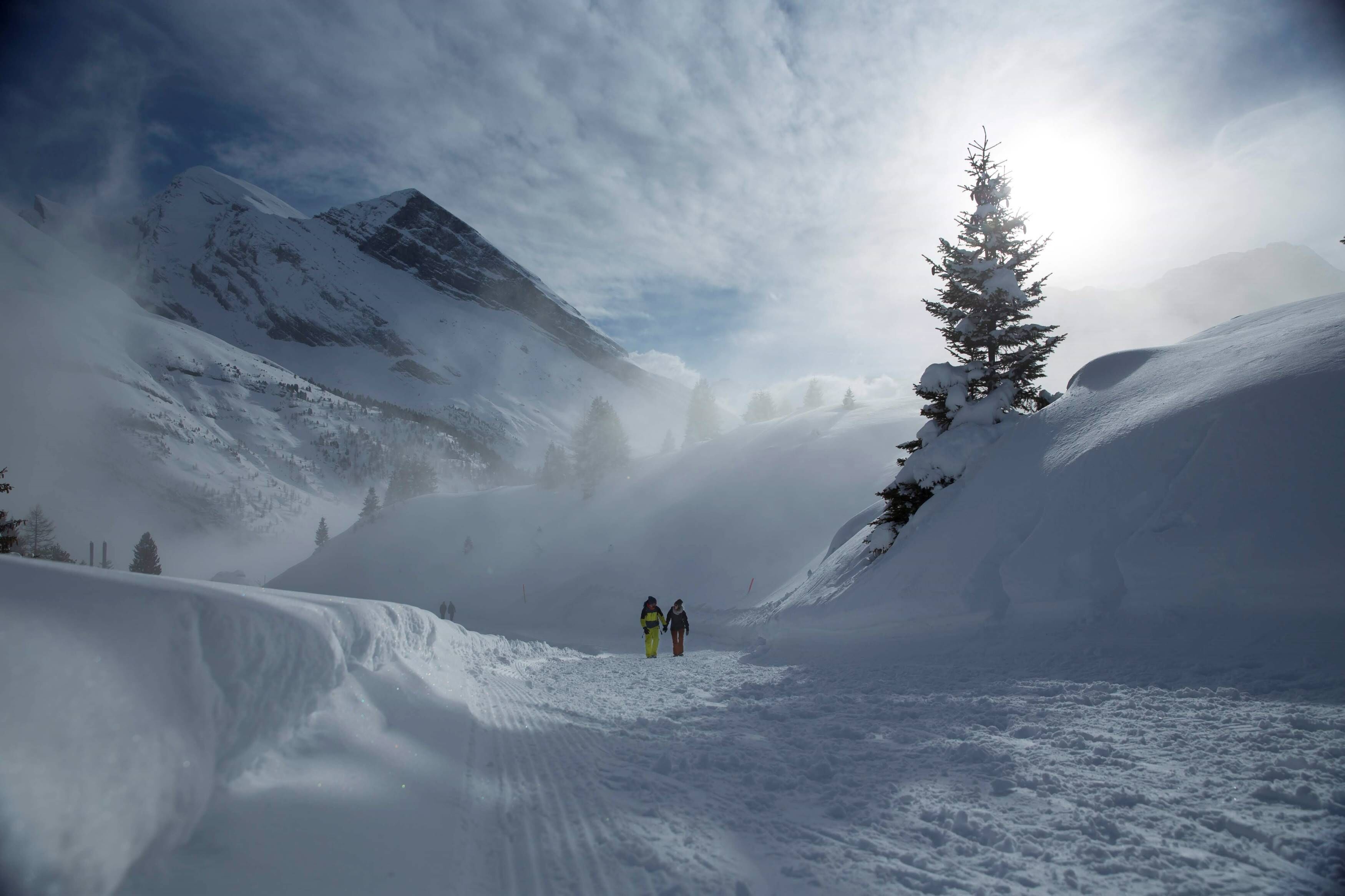 Un paysage de montagne enneigé sous un ciel dégagé.