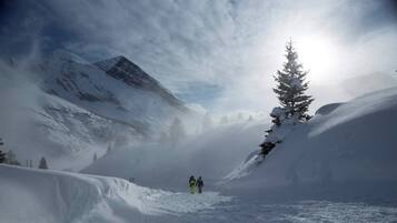 Un paysage de montagne enneigé sous un ciel dégagé.