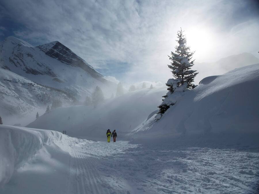 Un paysage de montagne enneigé sous un ciel dégagé.