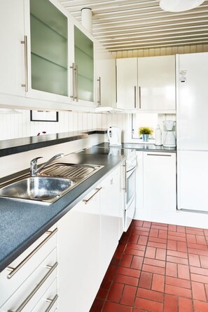 Oven, coffee/tea maker, freezer