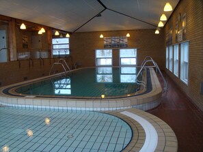 สระว่ายน้ำในร่ม, สระว่ายน้ำกลางแจ้ง, เก้าอี้อาบแดดริมสระ