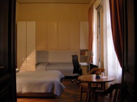 Camera tripla, bagno condiviso | Copriletto in piuma, una scrivania, tende oscuranti, ferro/asse da stiro