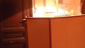 A reception desk with a clock and a sign that reads "PRIVATE". - Alla Stazione (Trieste)
