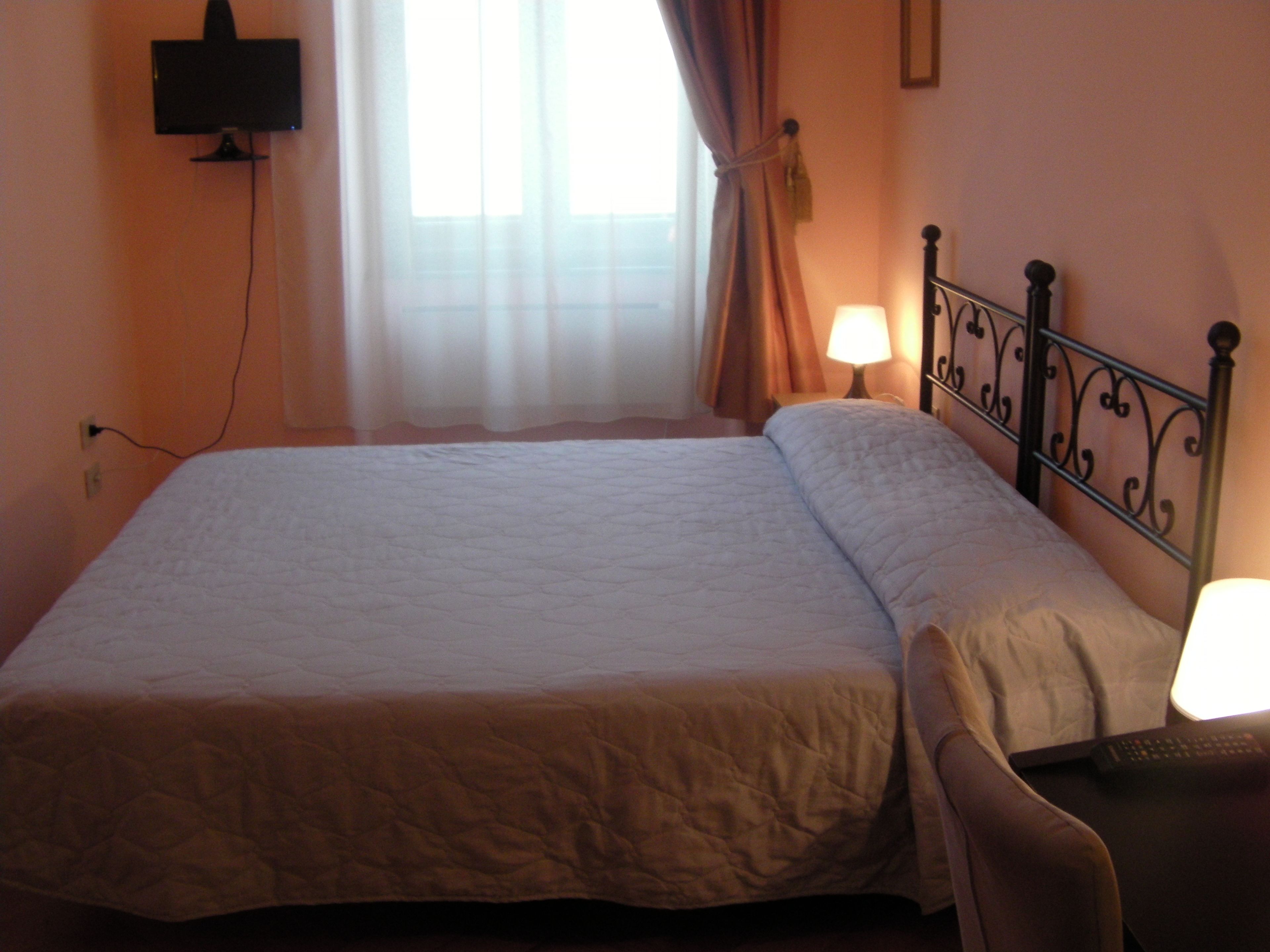 雙人或雙床房, 共用浴室 | 羽絨被、書桌、遮光窗簾/窗簾、熨斗/熨衫板