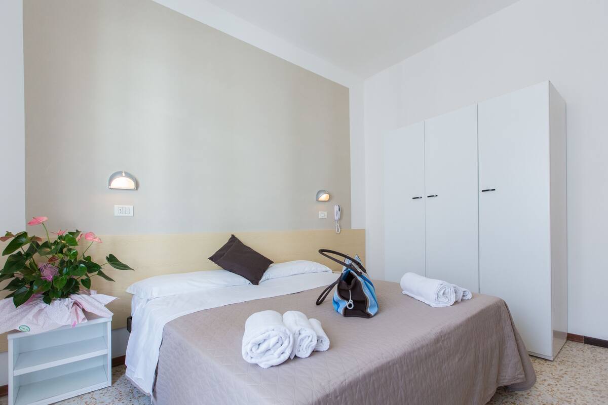 In-room safe, WiFi (free)