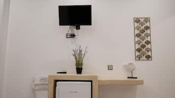 Deluxe Double Room | Individually decorated, individually furnished, iron/ironing board