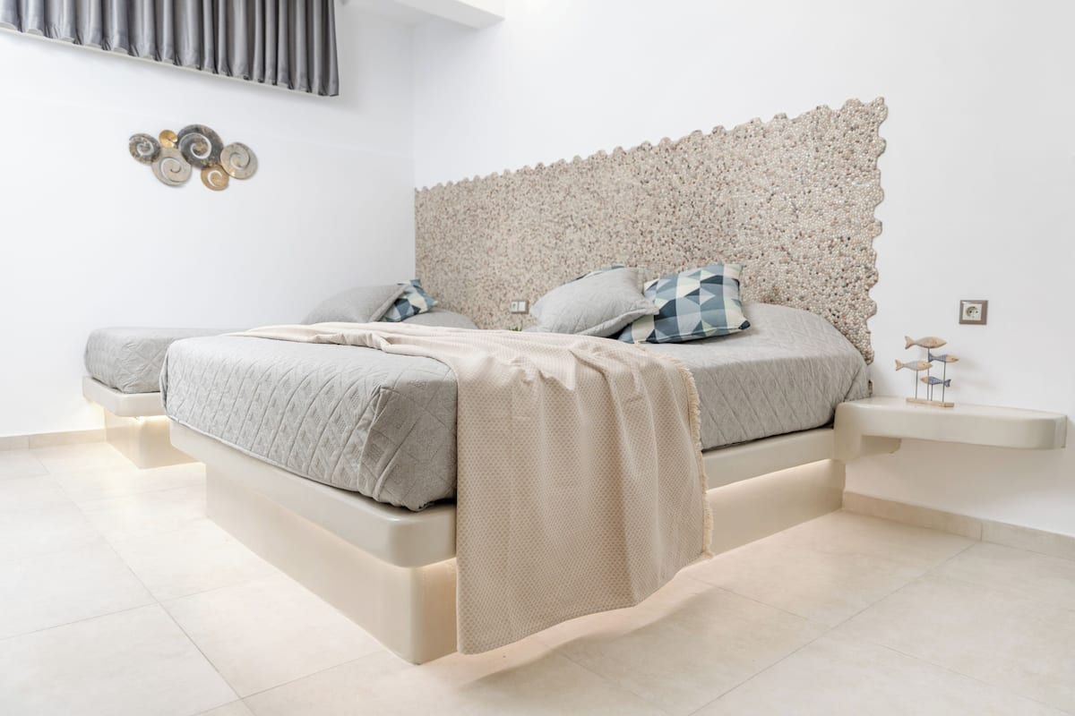 Superior driepersoonskamer | Een strijkplank/strijkijzer, gratis babybedden, gratis wifi, beddengoed