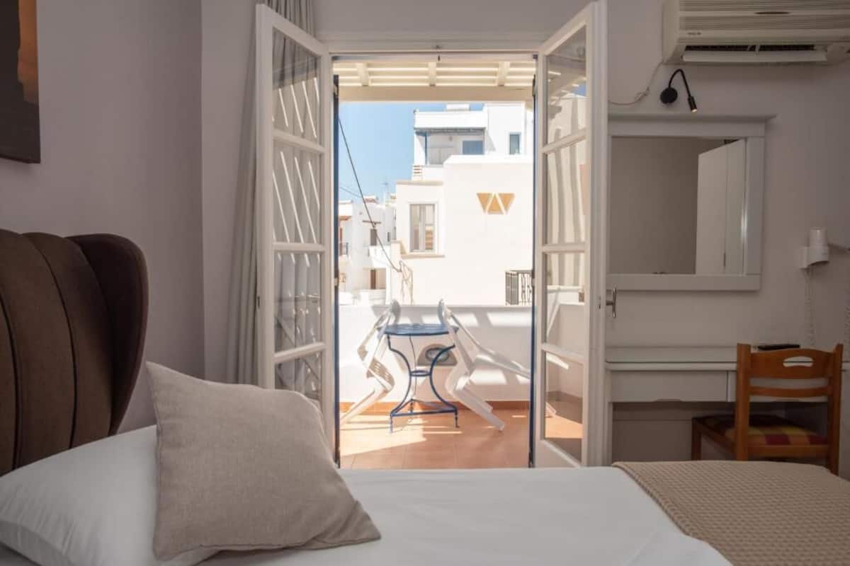 Studio with Balcony | Een strijkplank/strijkijzer, gratis babybedden, gratis wifi, beddengoed