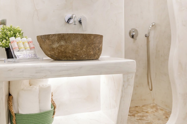 Deluxe Double Room | Bathroom | Shower, free toiletries, hair dryer, towels