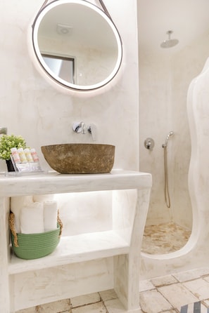 Chambre Deluxe double | Salle de bain | Douche, articles de toilette (gratuits), séchoir à cheveux