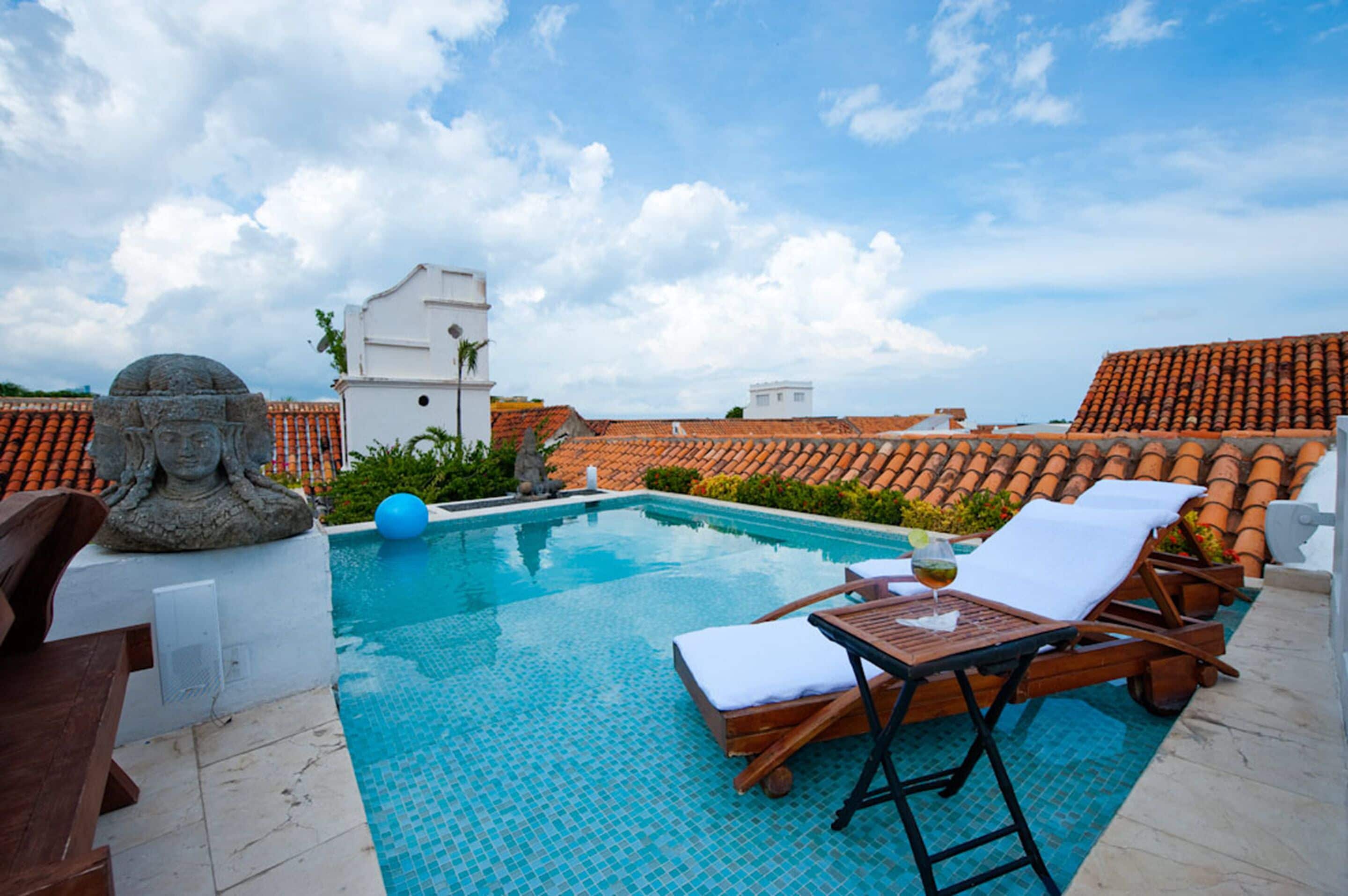 Piscina externa, espreguiçadeiras