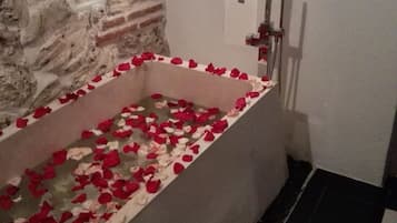 Superior Suite | Deep soaking bathtub