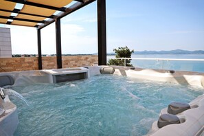 Un jacuzzi con vistas al mar y a las montañas.