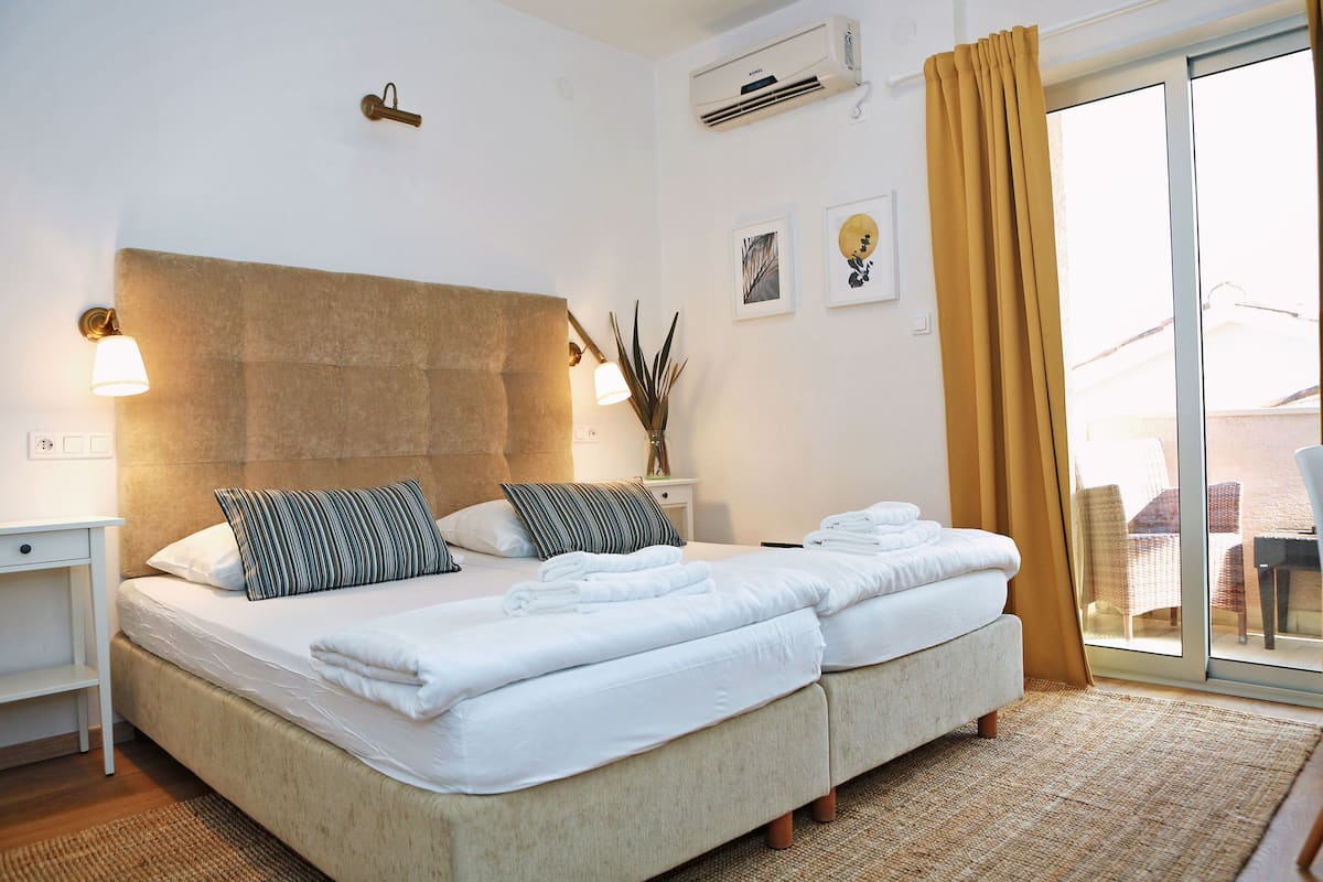 Kamer, 1 twee- of 2 eenpersoonsbedden, balkon | Lakens van Egyptisch katoen, luxe beddengoed, een kluis op de kamer