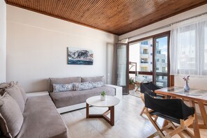 Apartment | Living room | 19-inch flat-screen TV with cable channels, TV - Magia Apartments (Chania)