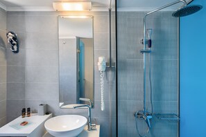 Studio, Partial Sea View | Bathroom | Shower, free toiletries, hair dryer, towels
