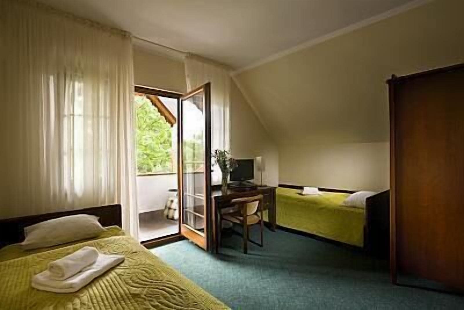 double or twin room | desk, iron/ironing board, rollaway beds, free wifi