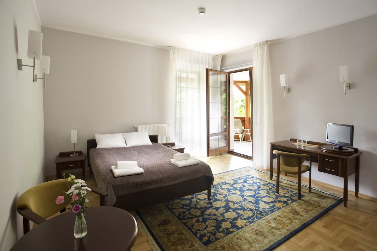 double or twin room | desk, iron/ironing board, rollaway beds, free wifi