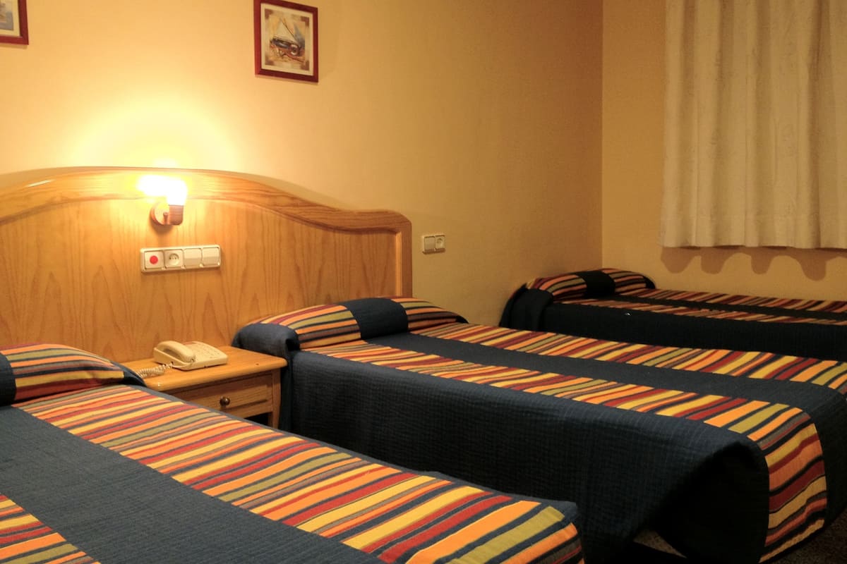 Zimmersafe, Schreibtisch, BĂŒgeleisen/BĂŒgelbrett, kostenlose Babybetten