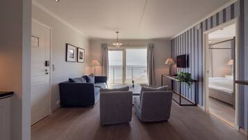 Leilighet – superior, 1 soverom, sjøutsikt | Oppholdsrom | Flatskjerm-TV