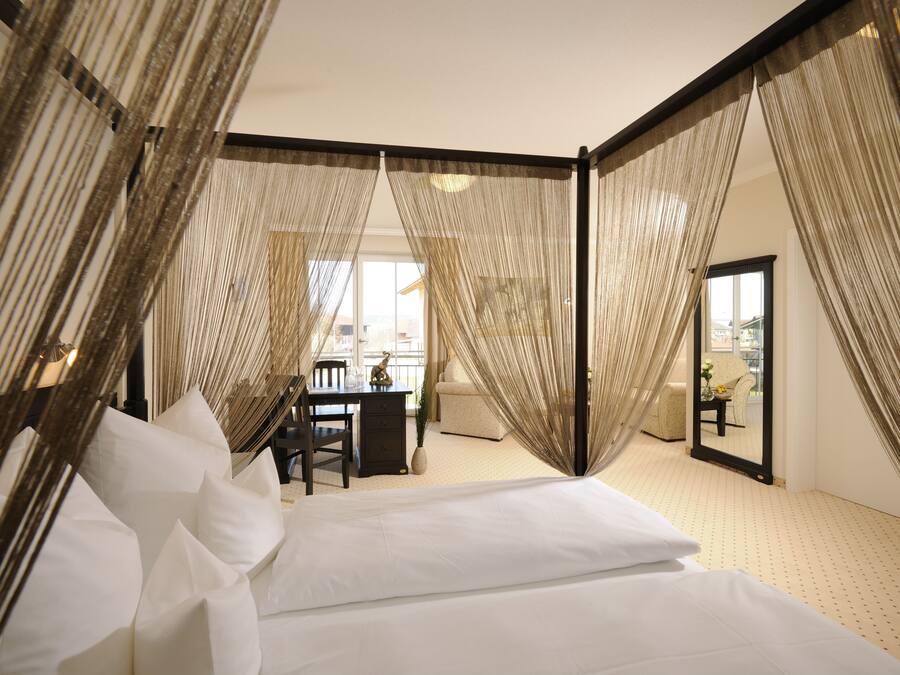 Junior-studiosuite | Pengeskab på værelset, skrivebord, lydisolering, strygejern/strygebræt