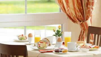 Free daily buffet breakfast