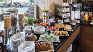 A buffet with various food items, including fruits, pastries, and beverages. - Hotel Post Fusch (Fusch an der Grossglocknerstrasse)