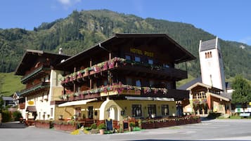 Vista frontal de la propiedad