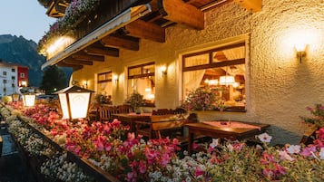 Se sirven cenas y cocina internacional