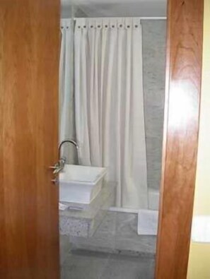 Standard-Zweibettzimmer, mit Bad | Badezimmer | Duschwanne, kostenlose Toilettenartikel, Haartrockner