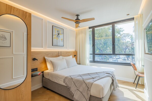 Classic-huone | Ylelliset vuodevaatteet, tallelokero huoneessa, työpöytä, äänieristys