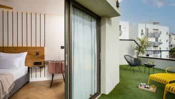 Studio, Terrace | Premium bedding, in-room safe, desk, soundproofing