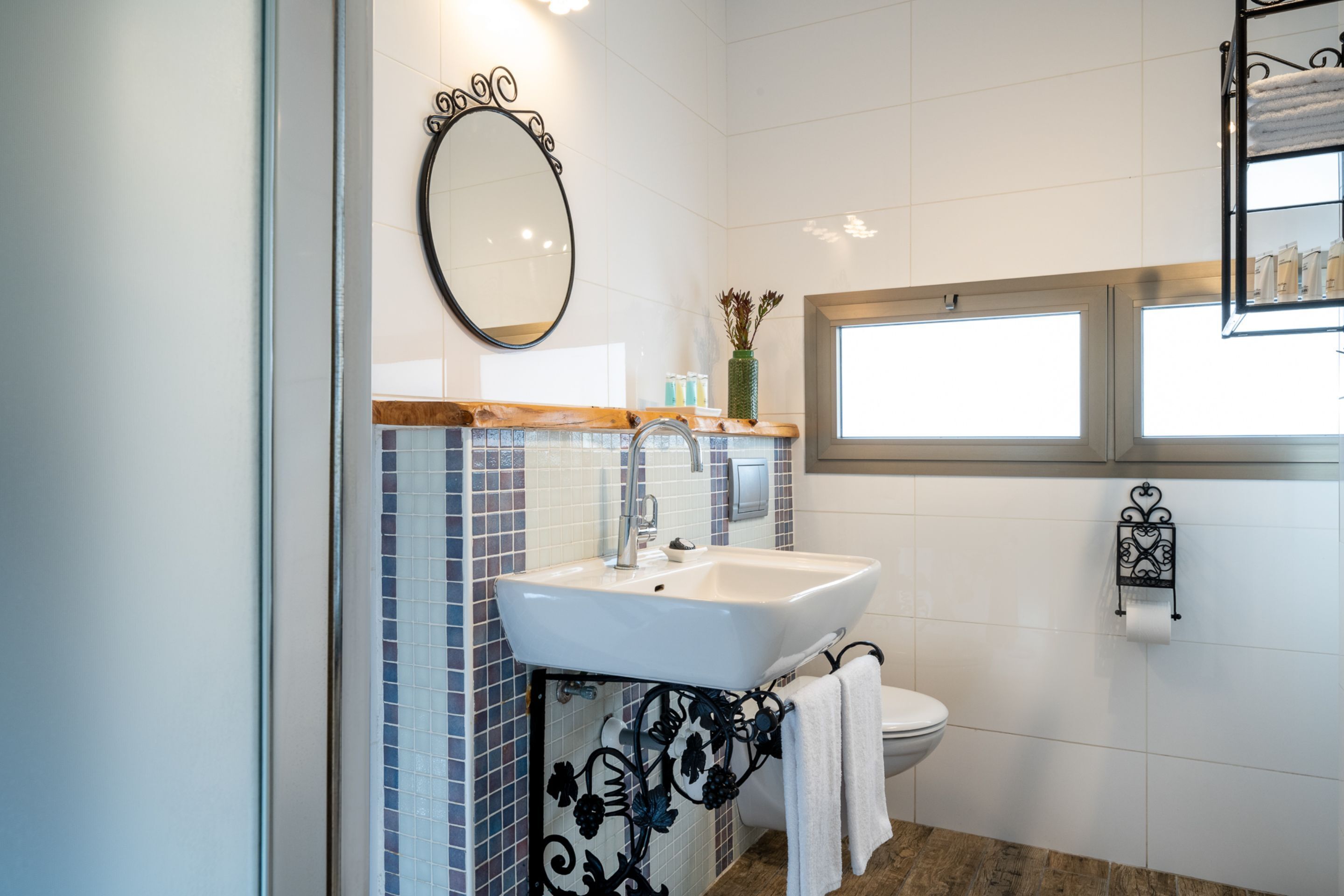 deluxe suite | bathroom | shower, free toiletries, hair dryer, towels
