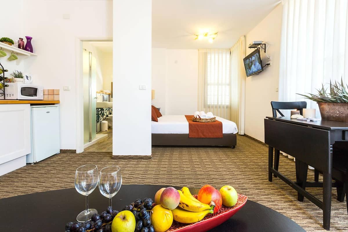 suite | premium bedding, in-room safe, desk, soundproofing