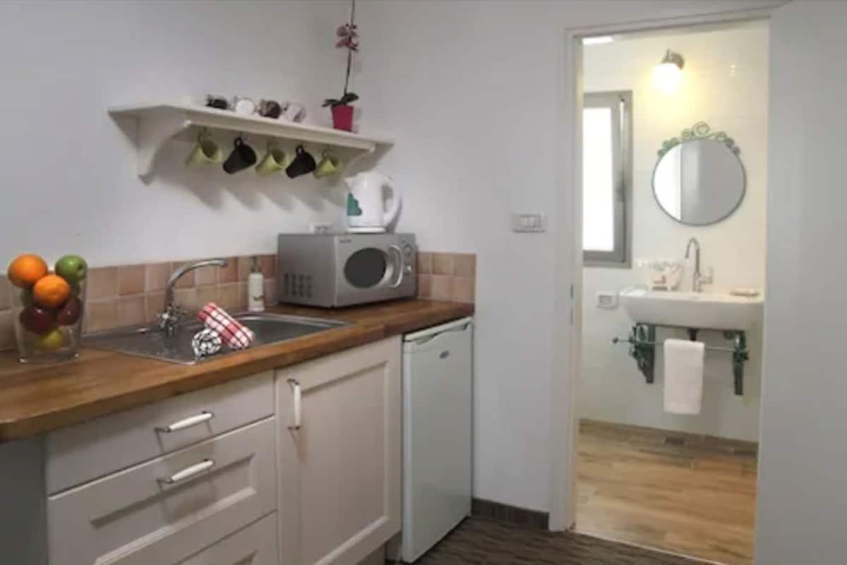 fridge, microwave, coffee/tea maker, electric kettle