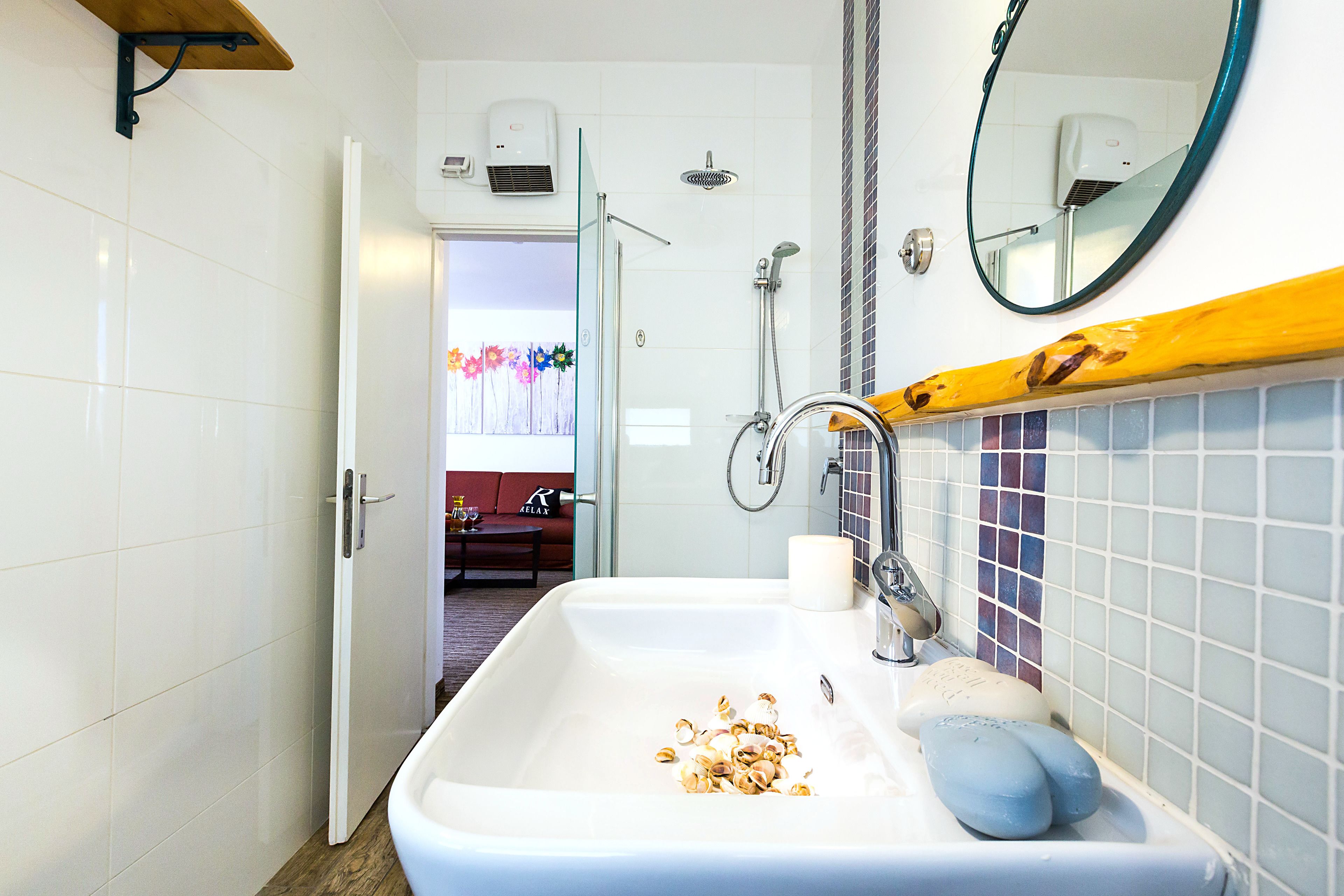 suite | premium bedding, in-room safe, desk, soundproofing