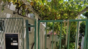A gated courtyard with a mailbox labeled "BOBAN 11" and a potted plant. - Stipan Studio & Room (Split)