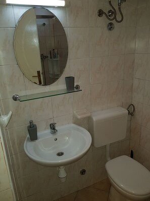 Twin Room | Bathroom | Shower, free toiletries, hair dryer, slippers