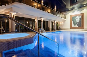 Indoor pool, sun loungers