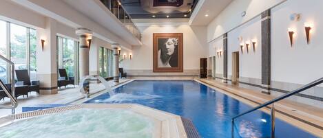 Piscine couverte, chaises longues