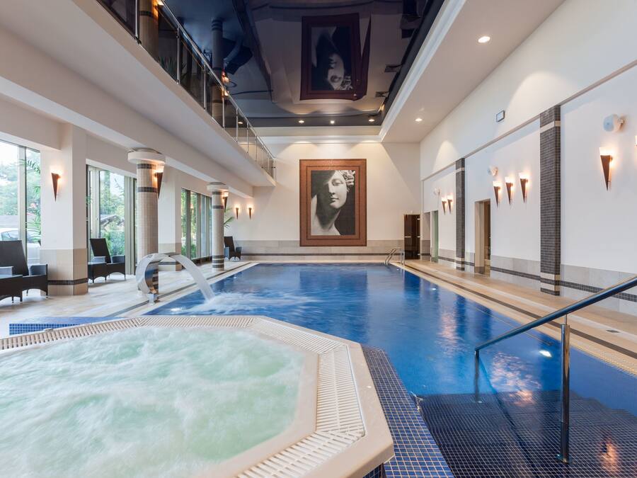 Piscina interna, espreguiçadeiras