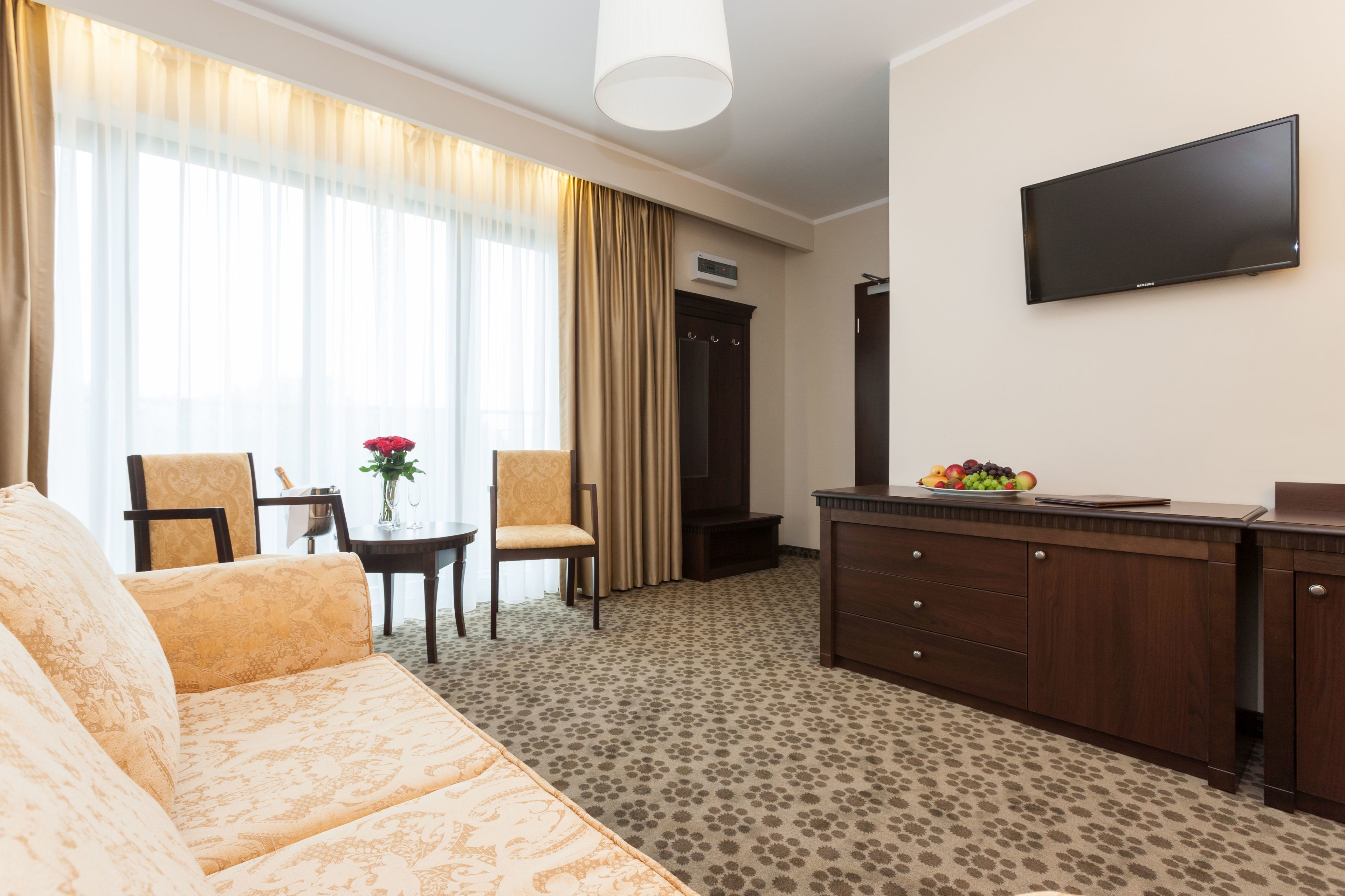 comfort suite | living area | flat-screen tv