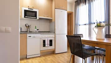 Full-sized fridge, microwave, oven, stovetop