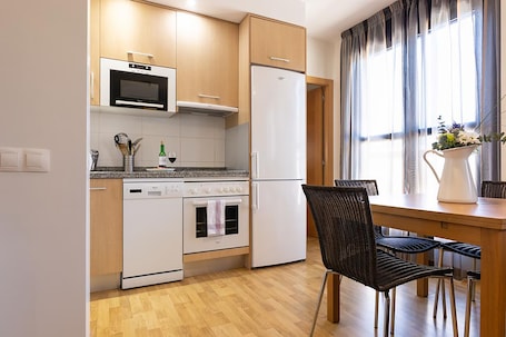 Full-size fridge, microwave, oven, stovetop