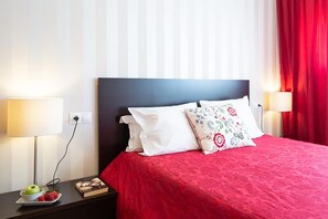 Edredón, decoración personalizada, muebles diferentes y wifi gratis 
