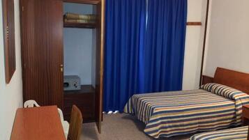 Triple Room | In-room safe, rollaway beds, free WiFi