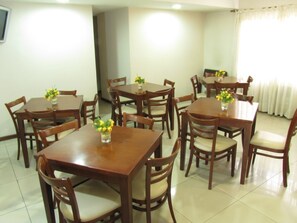Bao gồm bữa sáng tự phục vụ hàng ngày
