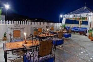 供應早餐、午餐和晚餐，摩洛哥料理